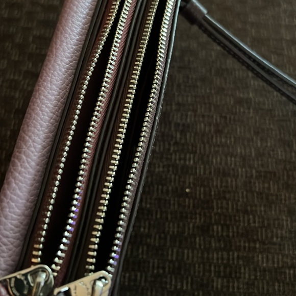 BNWT Coach 3 Section Wristlet - Picture 4 of 8